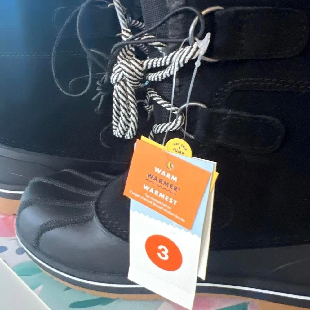 N/A black boots